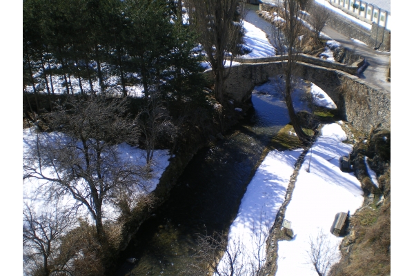 El río Aguas Limpias a su paso por el Puente Romano
